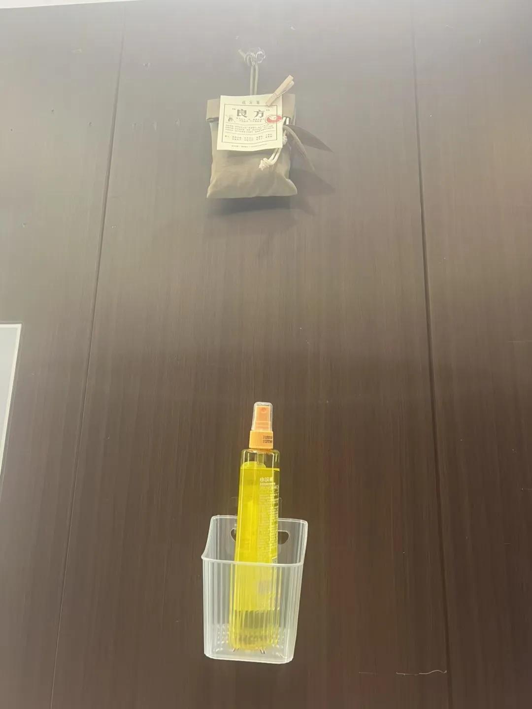高端小区就是不一样，电梯间里面驱蚊止痒一点都不能少，