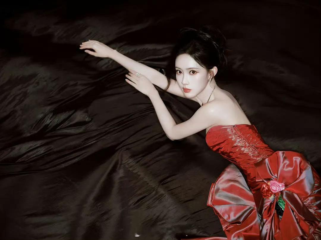 孟子义尖叫之夜第二套造型 港风红裙大美女 她很适合这种风格尖叫之夜红毯