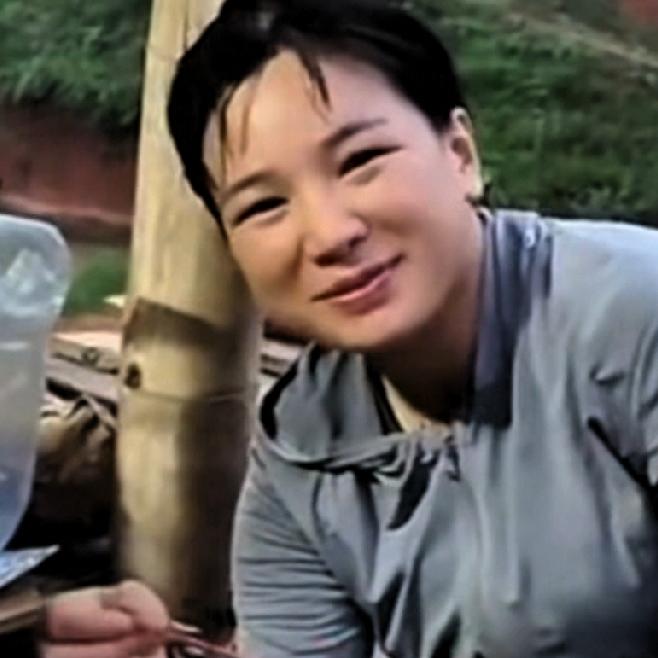 小潘和小秋在越南给小叔盖房子，历经磨难确实不易，但终归还是封顶了。封顶之际，中国