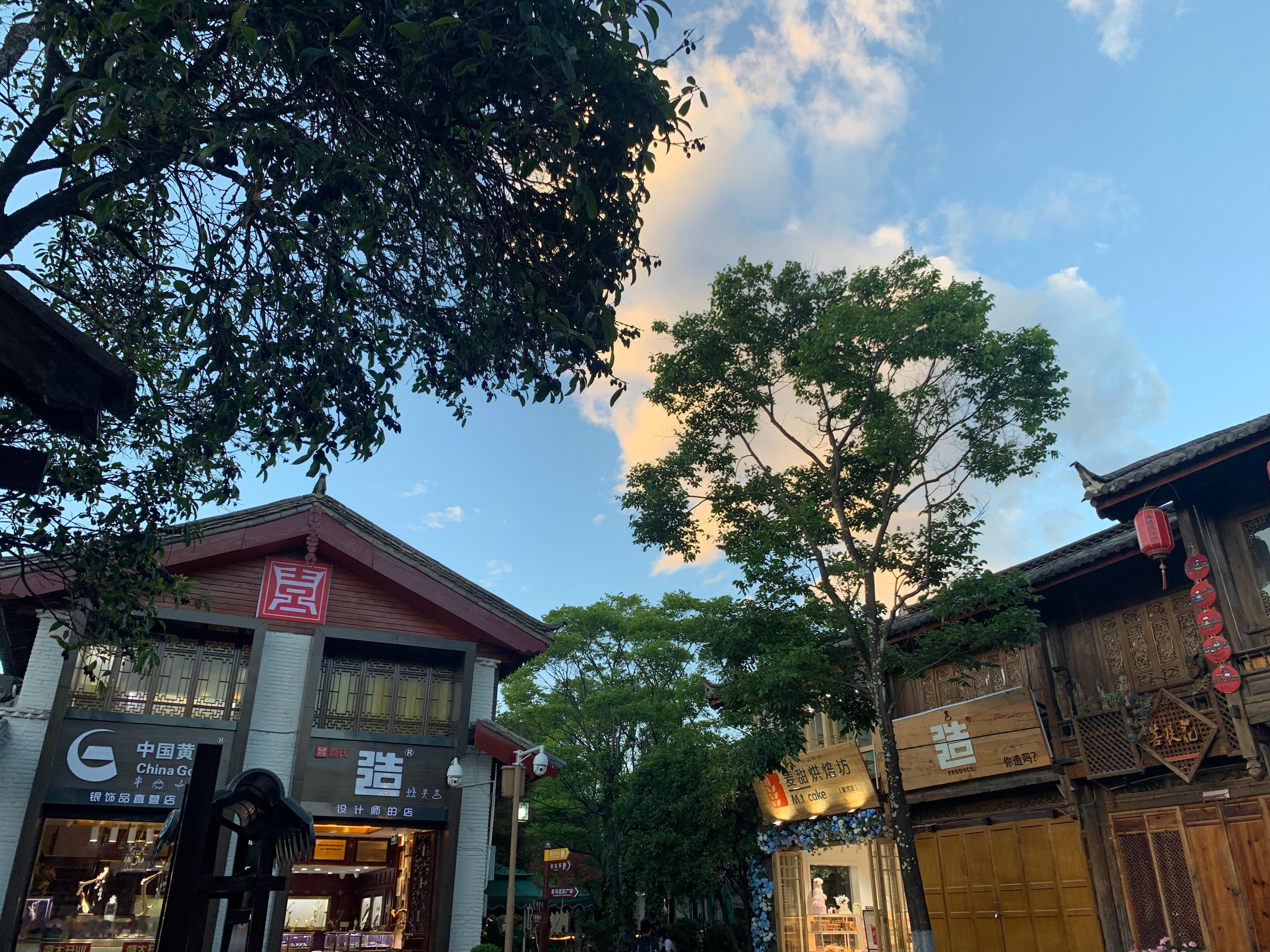 古旧屋檐配傍晚温柔天空，灯笼亮起的时候氛围感直接拉满。暂时抛开日常琐事，慢悠悠走