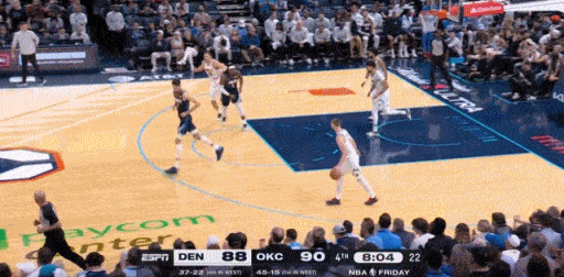 多特脏得无以复加，下三滥动作放倒约基奇，导致火爆冲突，约老师恨不得手撕对手。
