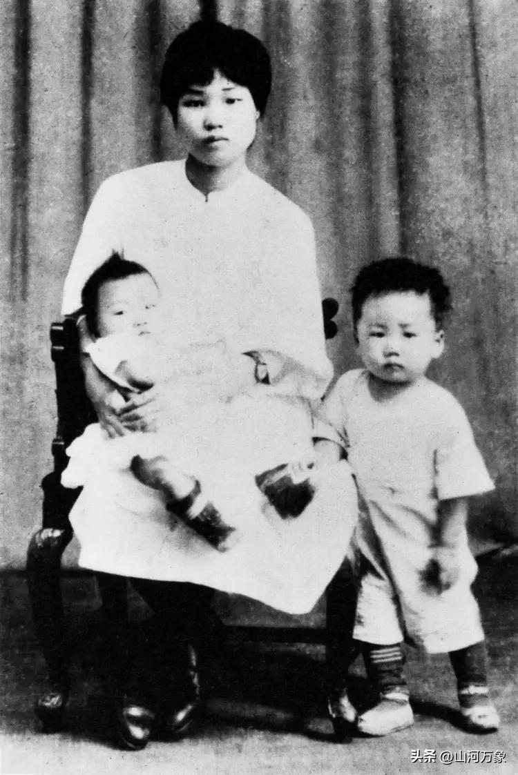 照片中杨开慧怀里抱着的是毛岸青还是毛岸英？