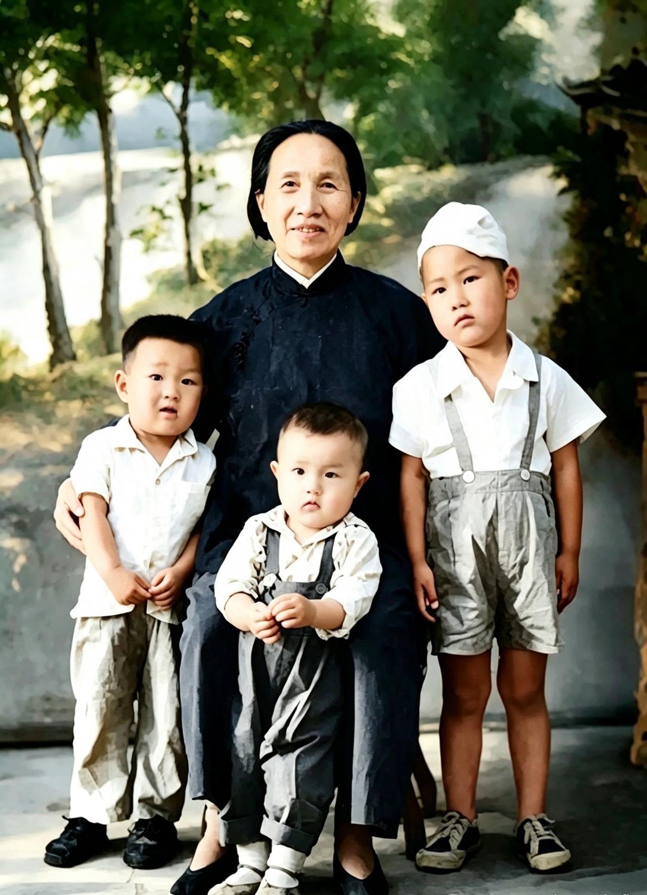 1950年，毛泽民烈士的夫人王淑兰，到南昌看望女儿毛远志，和三个外孙的合影。王淑