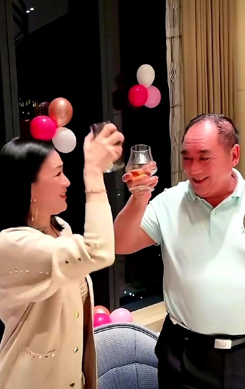 都说婆媳关系难处，可钟丽缇回山东婆家这趟，画风直接变成欢乐家庭喜剧！
你看她和张