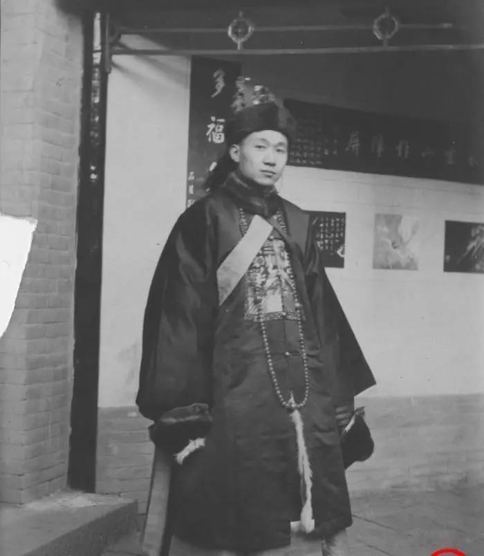 你能看出两张照片为同一个人吗？
 
他就是孔子的第七十五世孙，民国四大家族之一的