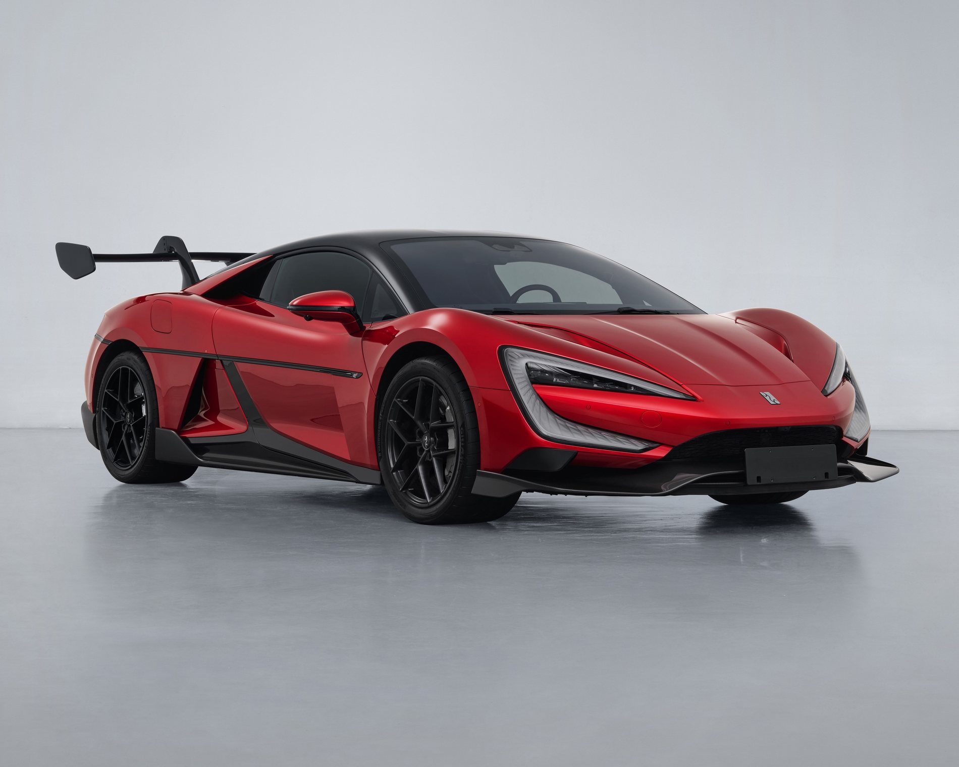 2220kW 是什么概念？换算过来，就是 3018 马力。约等于 2 台布加迪超