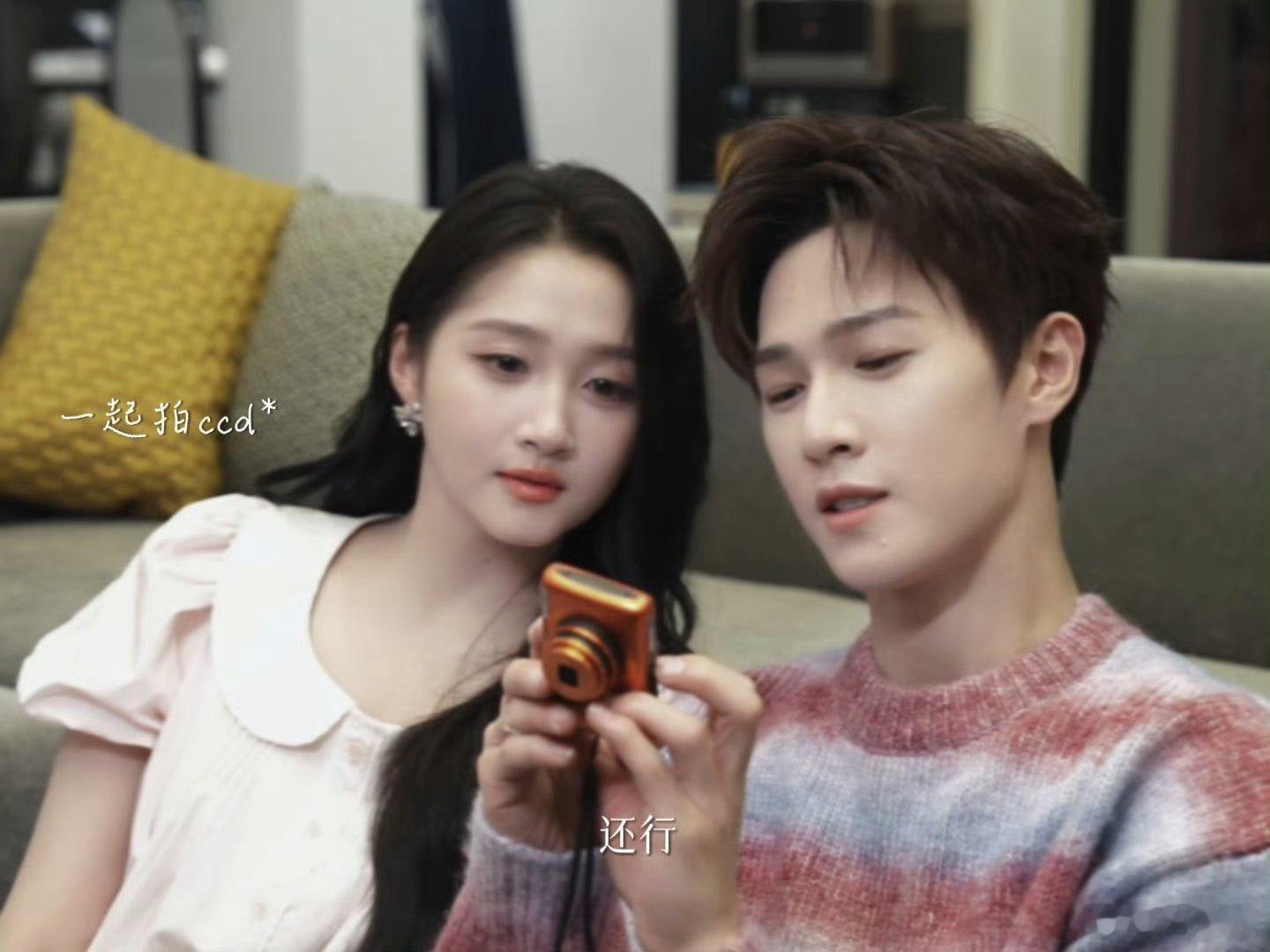 李昀锐偷看关晓彤这一眼不经意的一眼暗藏满心温柔，同框画面养眼又般配。满是青涩懵懂