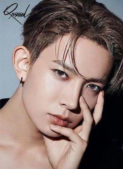 有段时间没关注自己的世仇 今日一见愈发丑陋 满意地离开了 