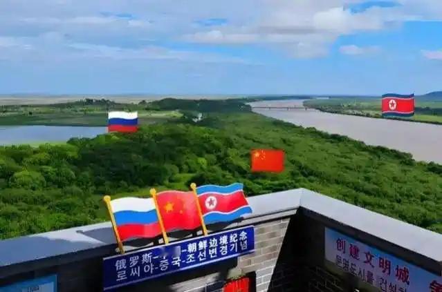 【俄朝首个跨境公路桥开工，警惕两国对中国“卡脖子”】
4月30日，俄罗斯与朝鲜正