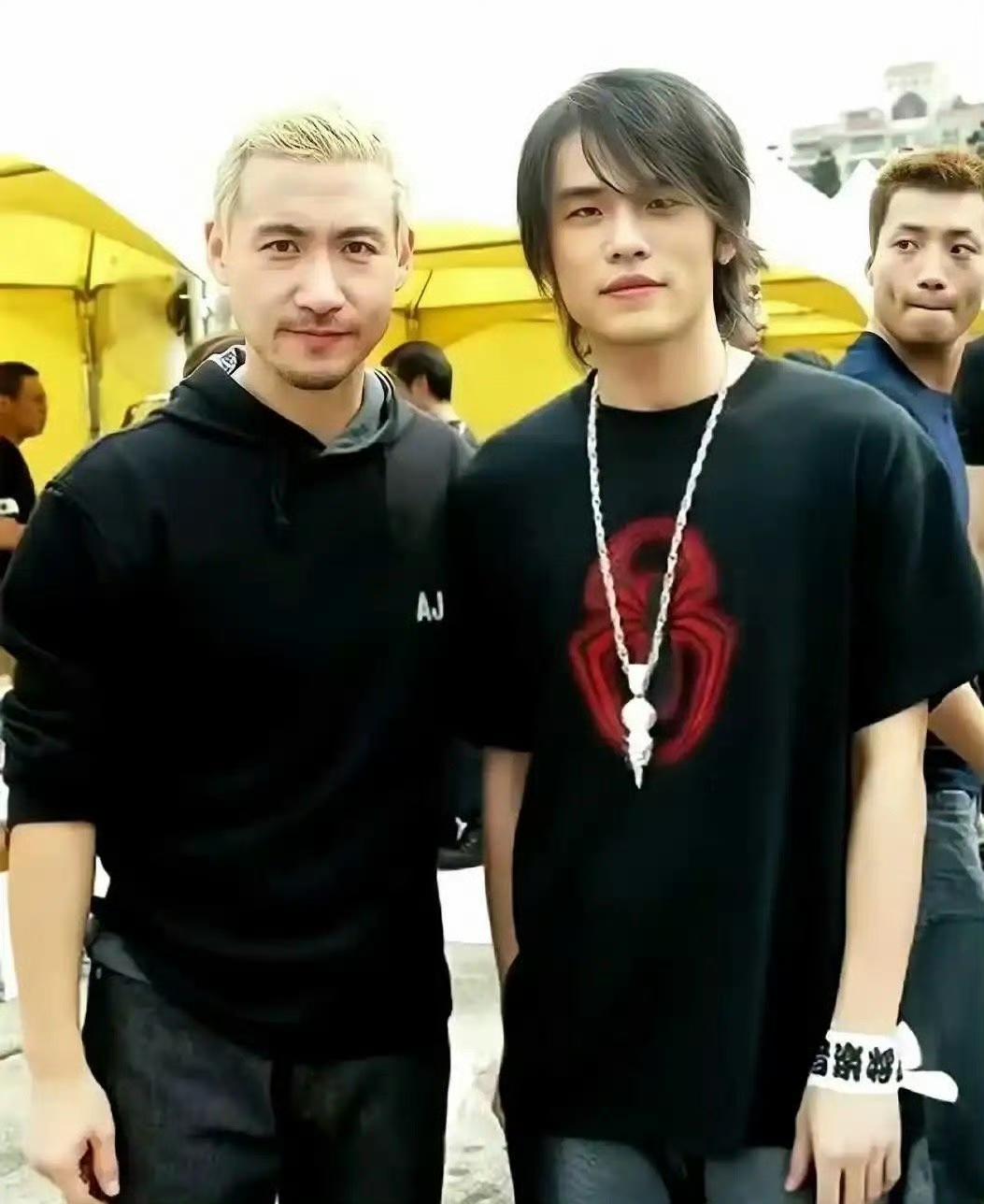 周杰伦： 哎吆，学友哥，不错哦，20年来一直没变哦！
张学友： 参见杰伦天王！