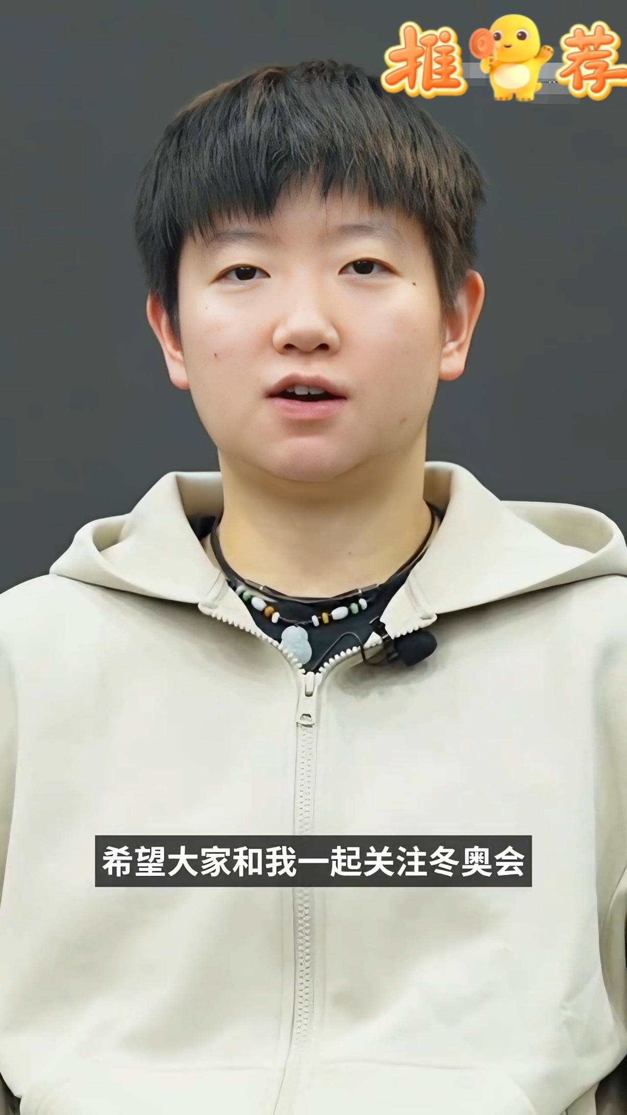 今天的孙颖莎与队友们进入校园,
和小朋友们一起打乒乓球、做活动,
她寄语小朋友们