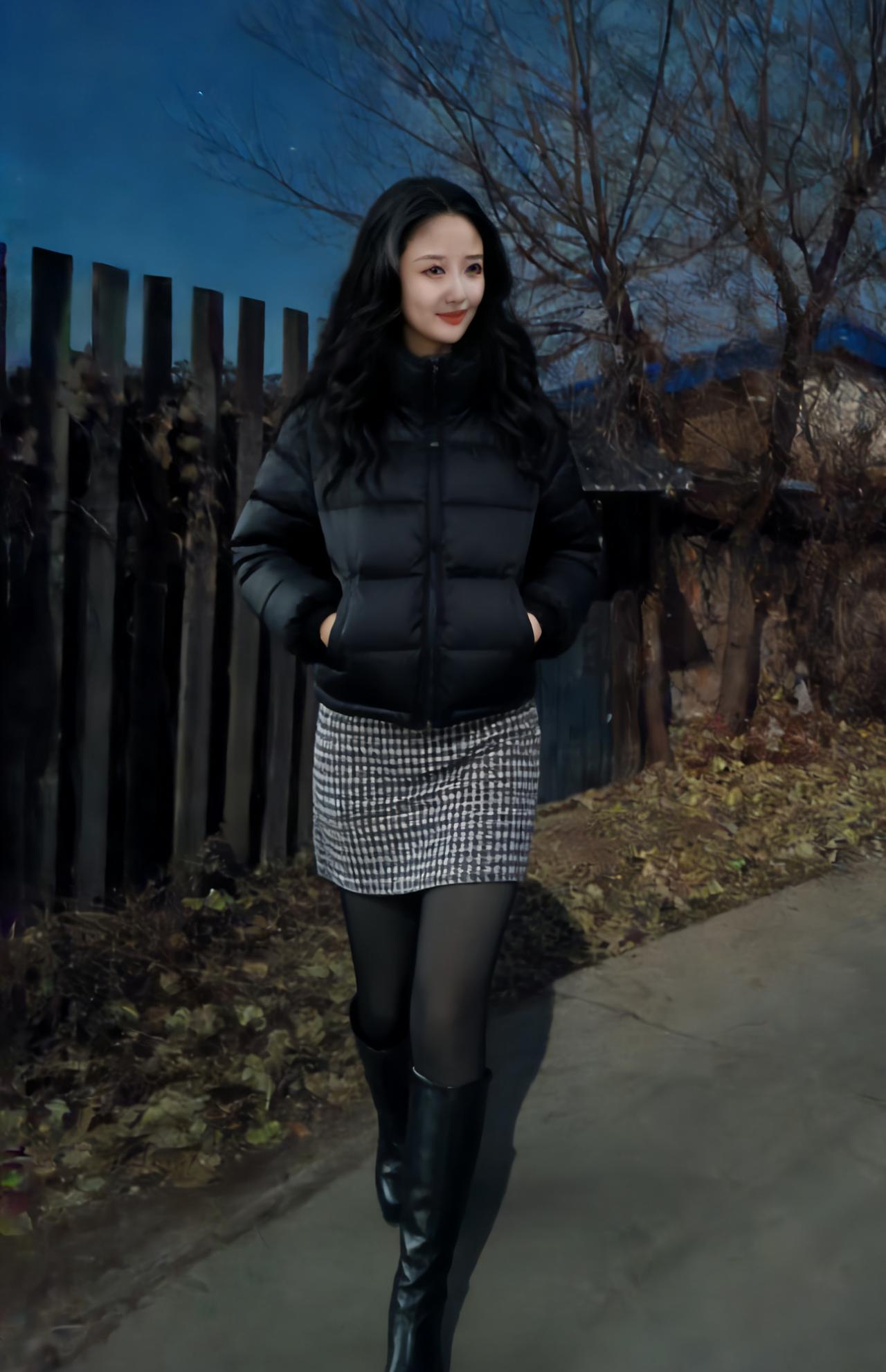 暮天如黛覆荒丘，枯树疏篱映客游。
玄袄轻披遮朔气，格裙斜曳带寒秋。
青丝漫逐西风