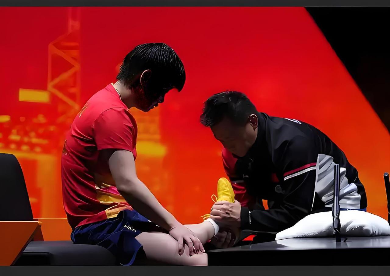 破防！孙颖莎脚缠绷带硬战混双，一句“外战自愿上”，银牌比金牌还戳心！
 谁看孙颖
