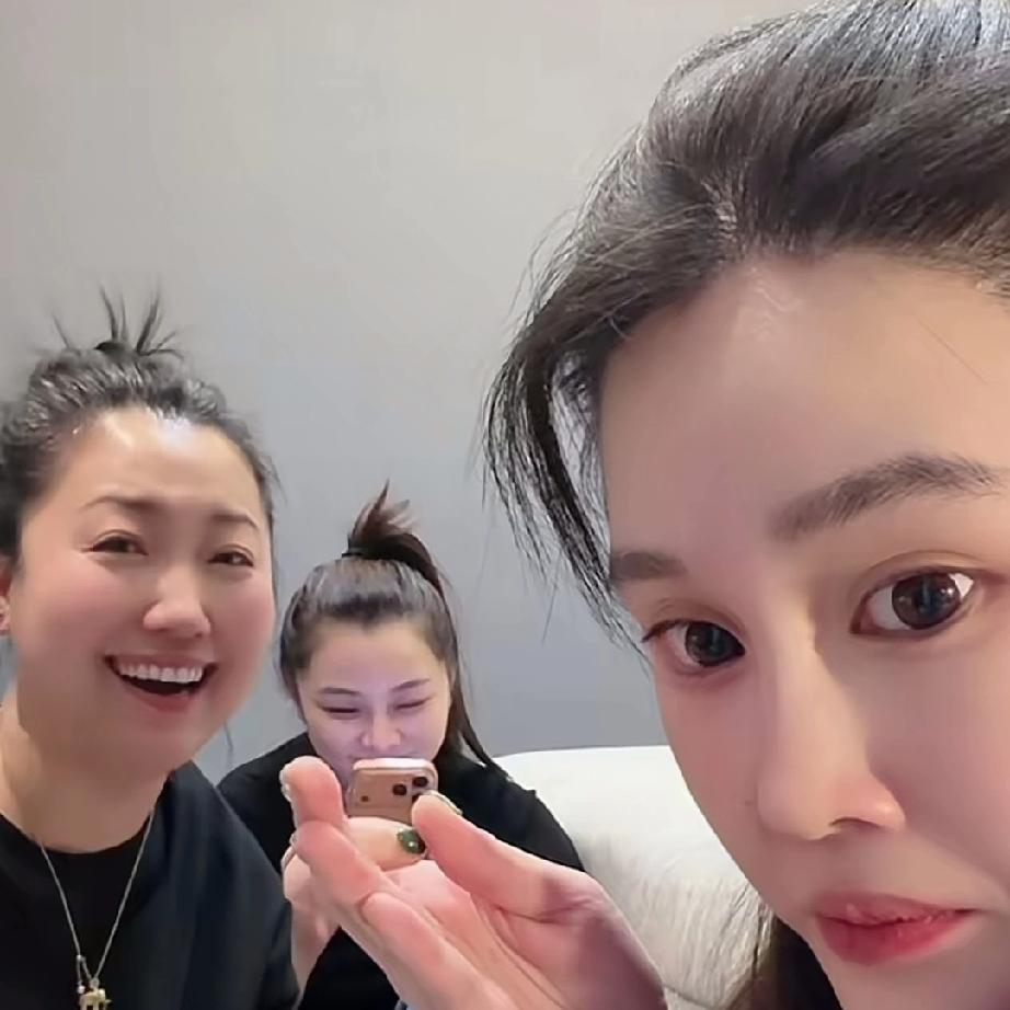 球球在直播间对粉丝说，就我现在这个条件，买个劳斯莱斯开到基地去，都会被我爸砸了。