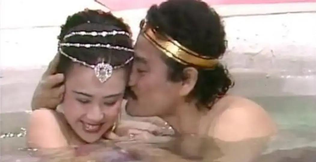 脖子被亲了3秒，傅艺伟当场僵住
 
1990版《封神榜》那场“闻脖戏”拍了八遍。