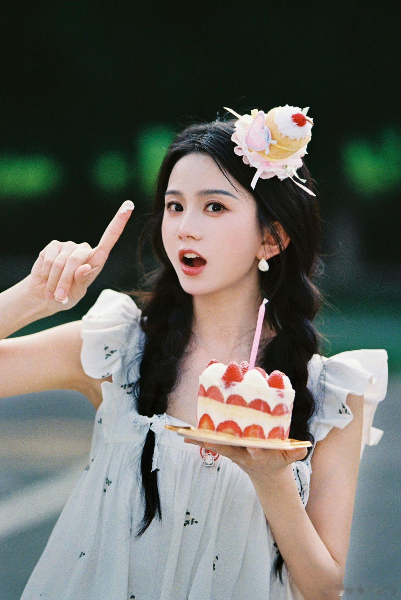 马秋元再次宠粉发红包！这次刚杀青雀骨，接着便投入了金吾不禁的拍摄，看着他的事业一