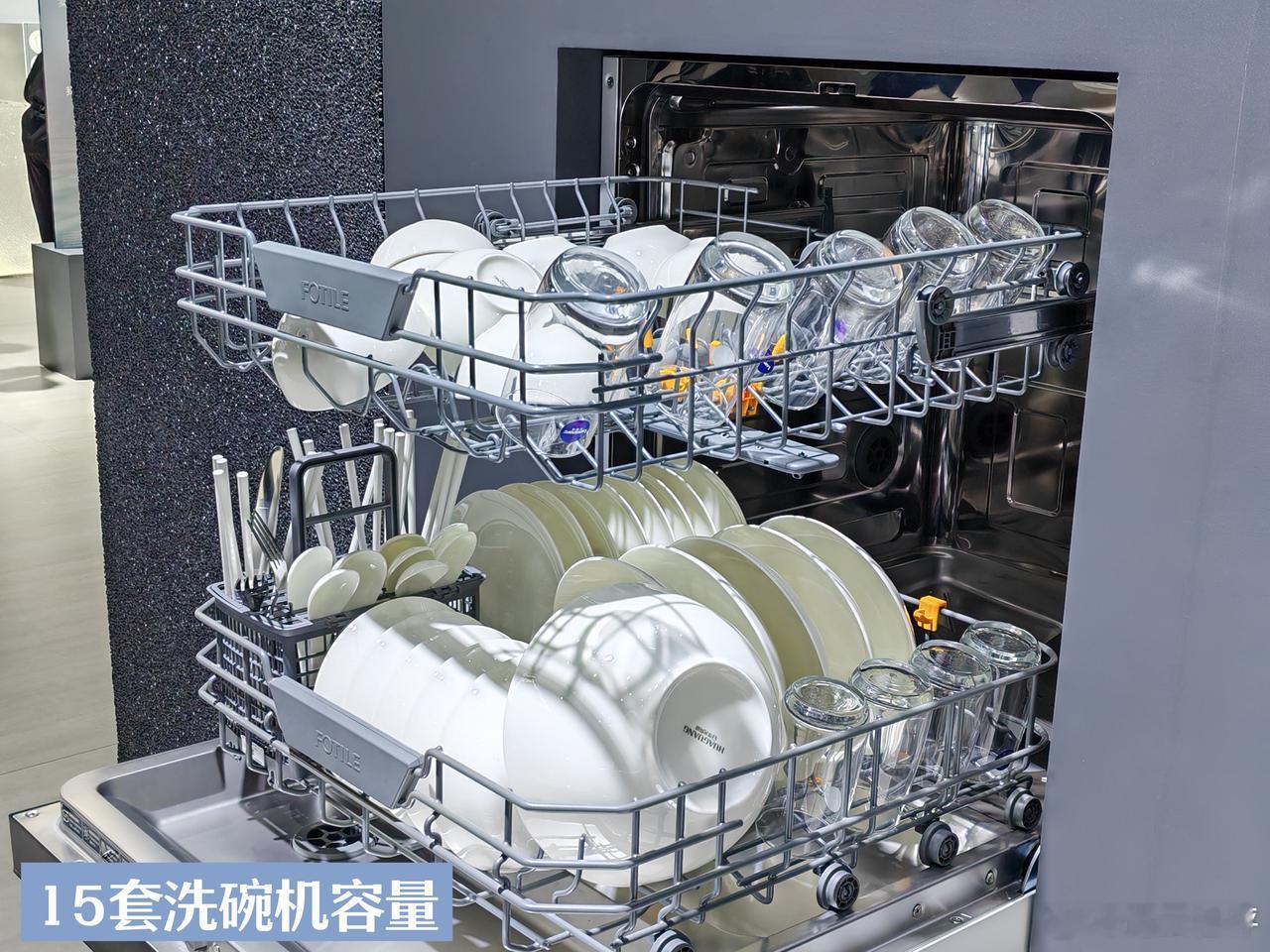 洗碗机真的比手洗更省水吗 你是说洗碗机洗两三个小时，比手洗用的水还少？没错！就是