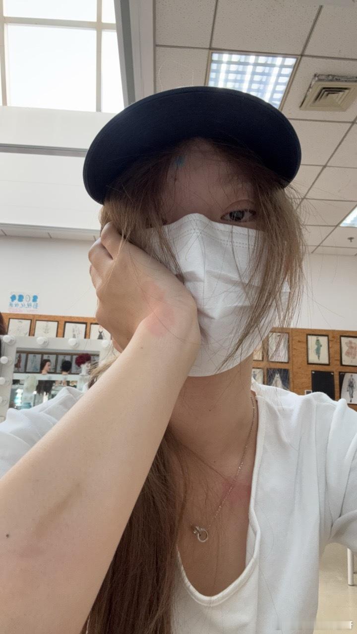这两日的小小日常懒得化妆的舒服穿搭给我的好朋友拍照 长得漂亮真的随便一拍都出片P