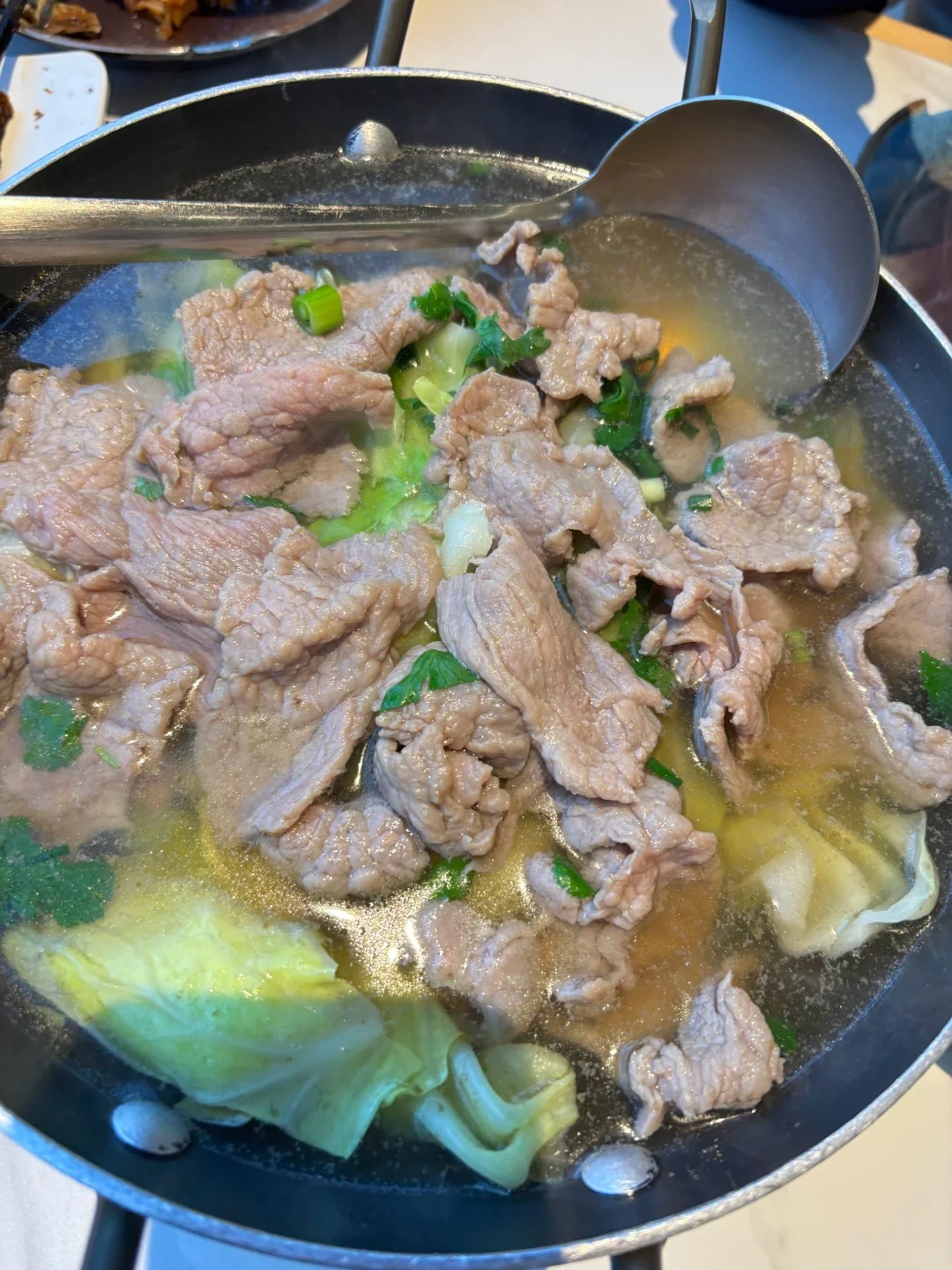 跷脚牛肉：川味中的温情鲜香在川菜的广袤天地里，跷脚牛肉宛如一颗璀璨明珠，散发着独