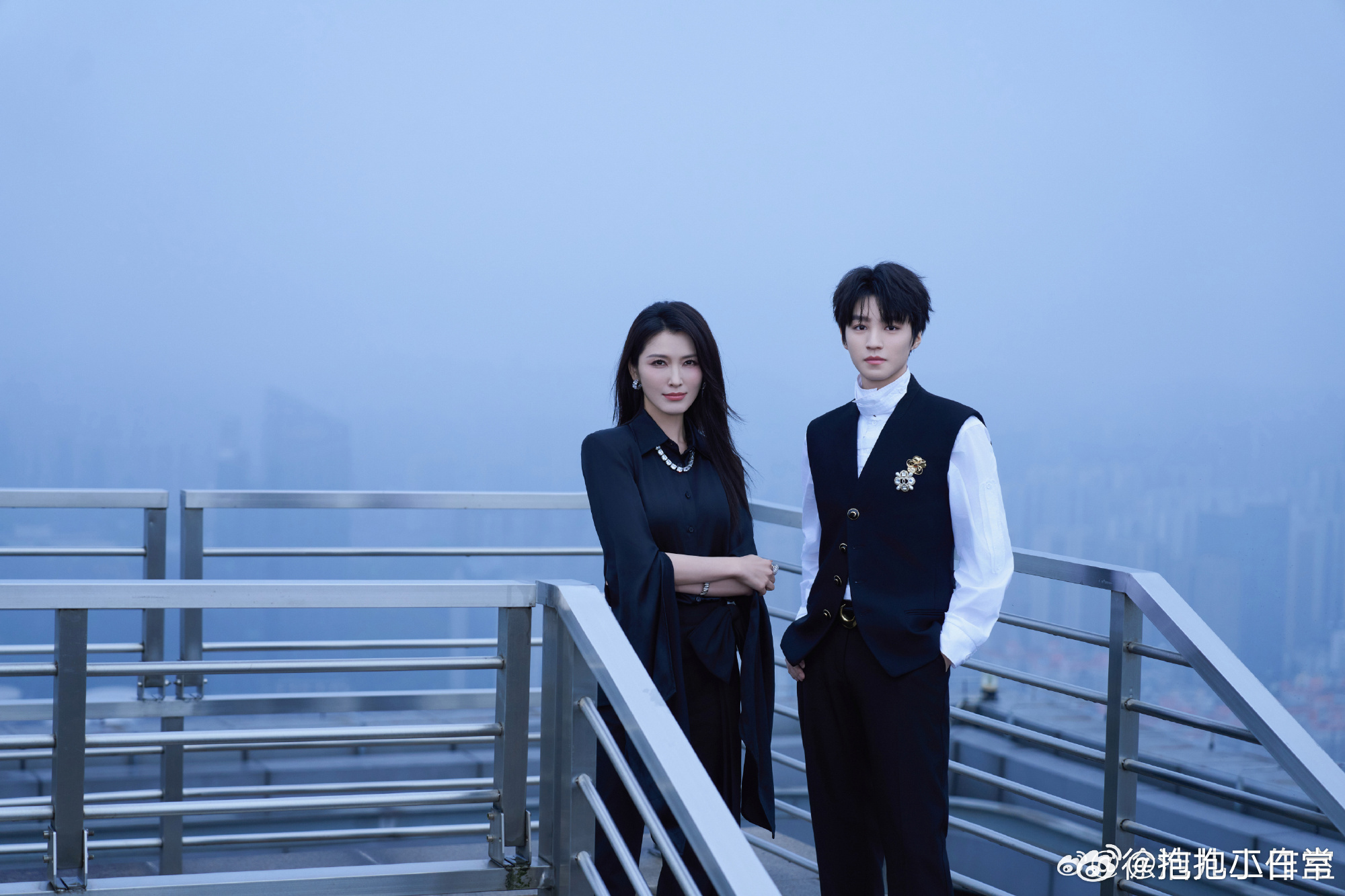 王俊凯徐洁儿天台见徐洁儿王俊凯豪门姐弟 这组天台同框真的封神，王俊凯少年感搭配徐