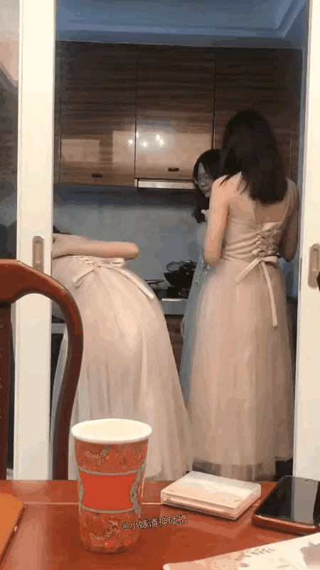 出嫁前夕，两闺蜜如约而至自，为新娘出谋划策，进行婚前抚慰和劝导。
闺蜜陪聊能缓解