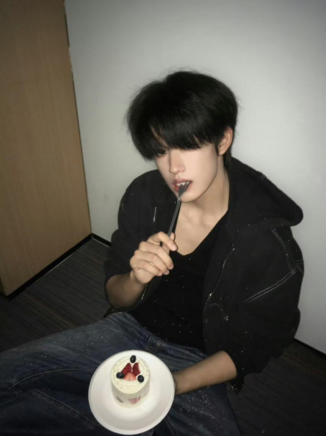 张极 给你们拍的张极不是抓拍是给你们拍的 他愿意花时间准备，只为呈现最好的瞬间。