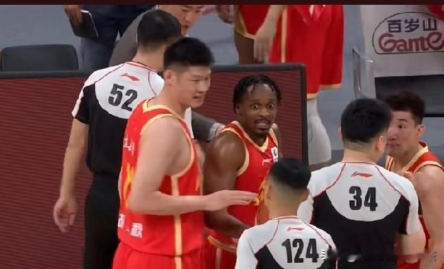 这个比赛日的赛场上CBA联赛的比拼有多场比赛同时上演，但其中最先结束的还是卫冕冠