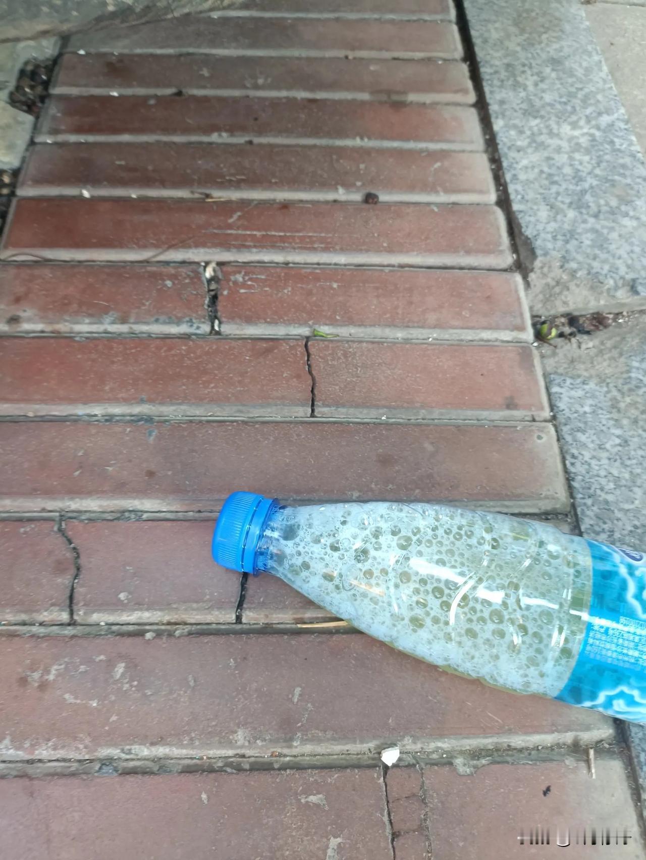 在路上逛的时候，发现一个装液体的瓶子，这个瓶子里面的液体有很多泡，我分析一下，应