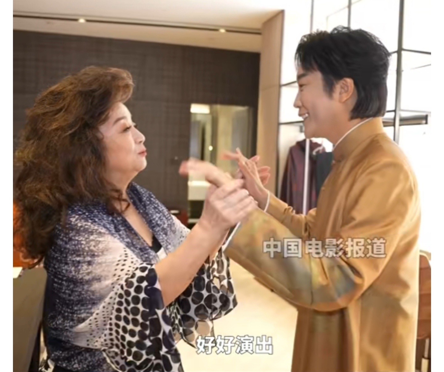 #李玉刚徐小凤我们为观众服务#李玉刚成功追星徐小凤，两人的对话真的好有意思。互称