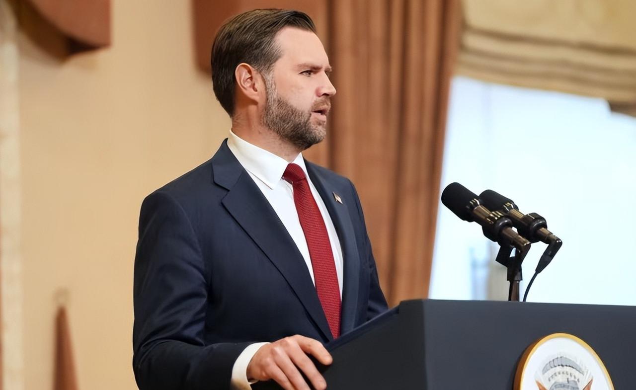 作为副总统专机的 “空军二号” 当天大部分时间都停在华盛顿郊外的安德鲁斯联合基地