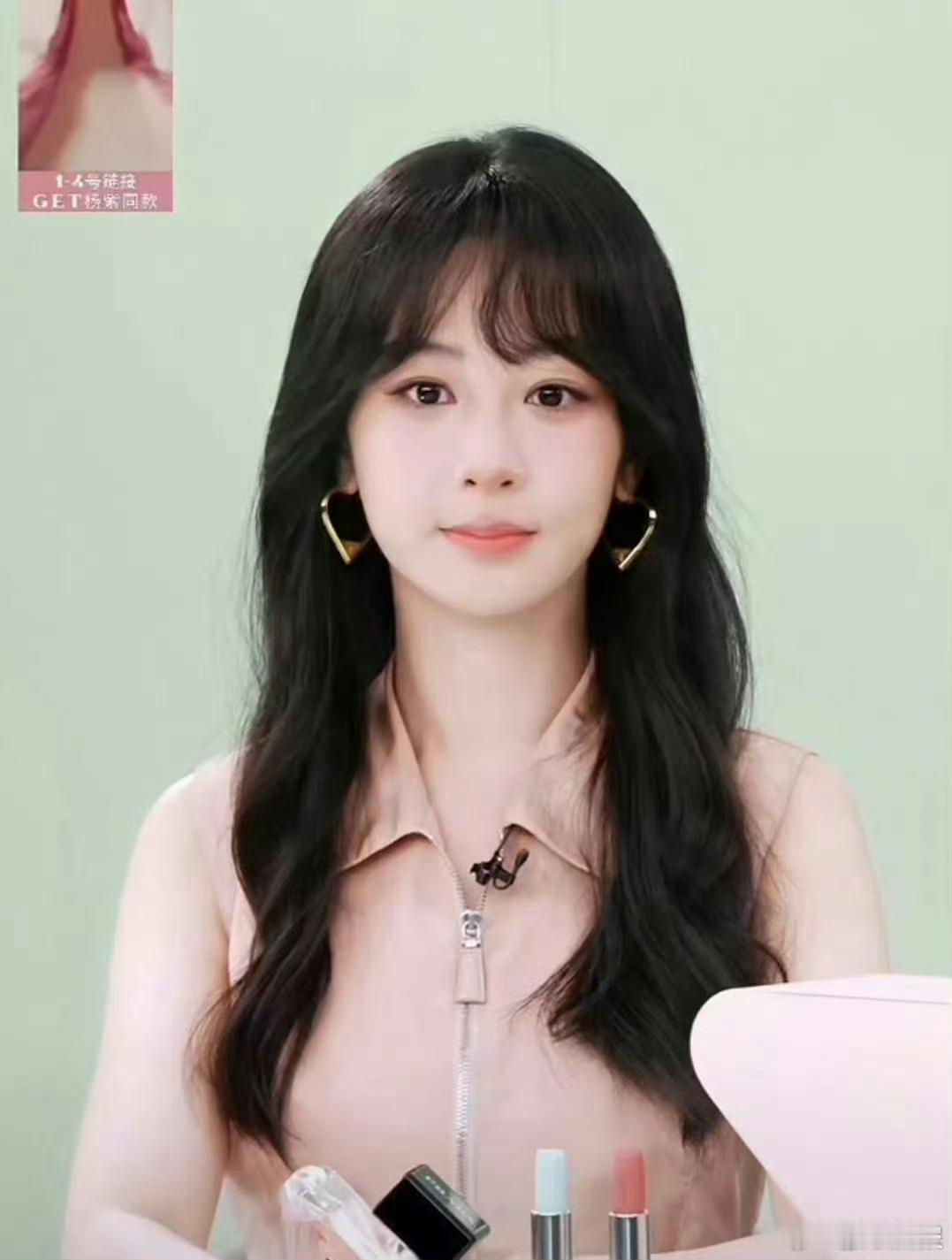 #杨紫[超话]#杨紫的普拉达直播也太美了吧，像一颗香香甜甜水蜜桃 ​​​