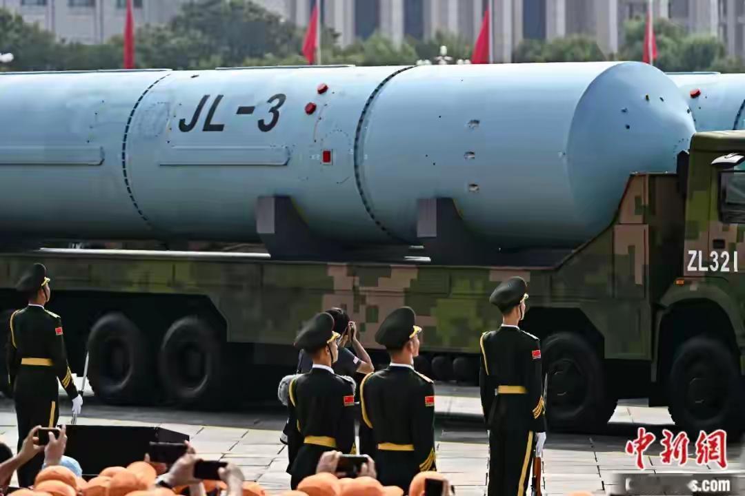 朋友问我：你当过兵，看完阅兵你想干嘛？
我说，我想买张机票去东京，在那失踪一下，
