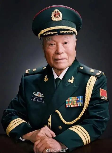 1964年10月16日，中国第一颗原子弹在新疆罗布泊爆炸成功。1700多台仪器全