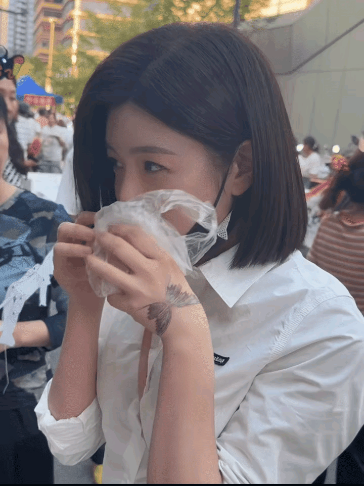 #陈妍希把婚戒摘了#没想到陈妍希在最新综艺路透中竟然摘下了手上的婚戒，大大方方镜