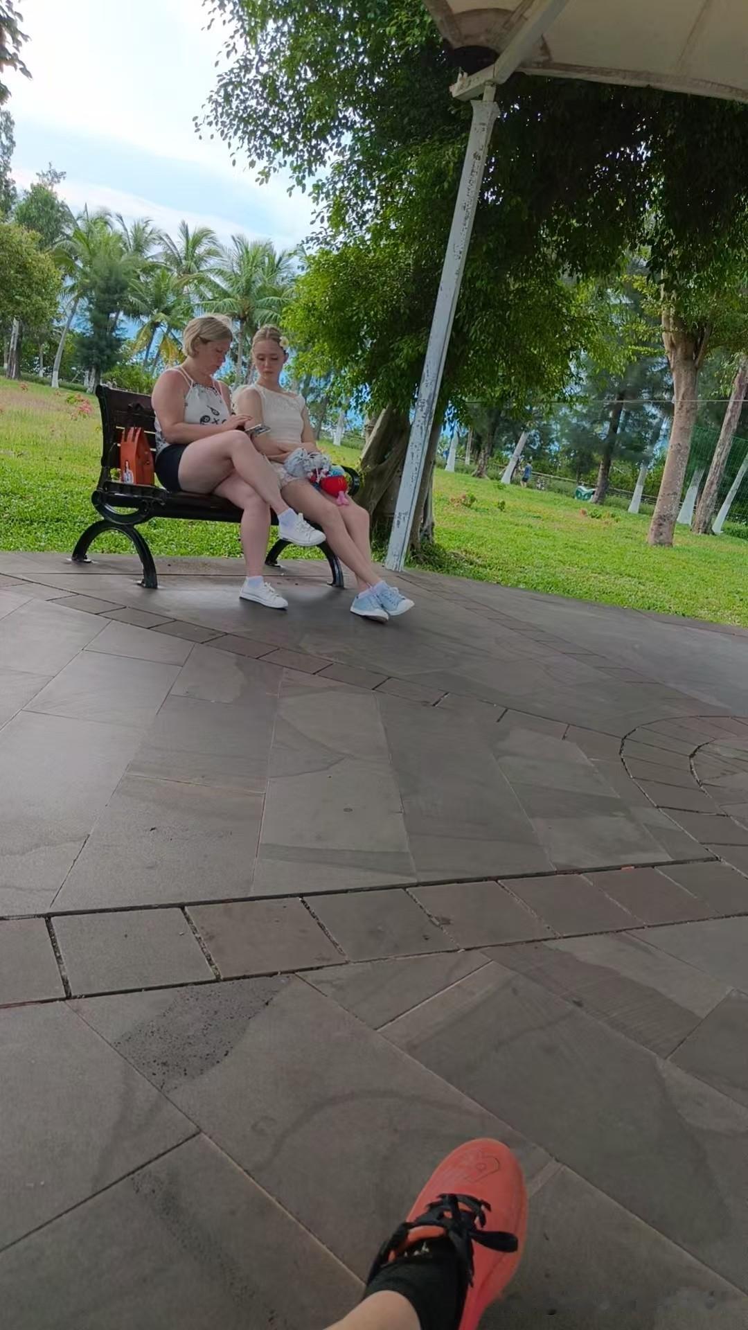 昨日下午在万绿园看到两位金发碧眼的外籍美女在长凳上小憩，或许是一对母女呢