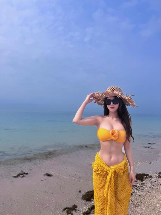 这套黄色泳衣太好拍了