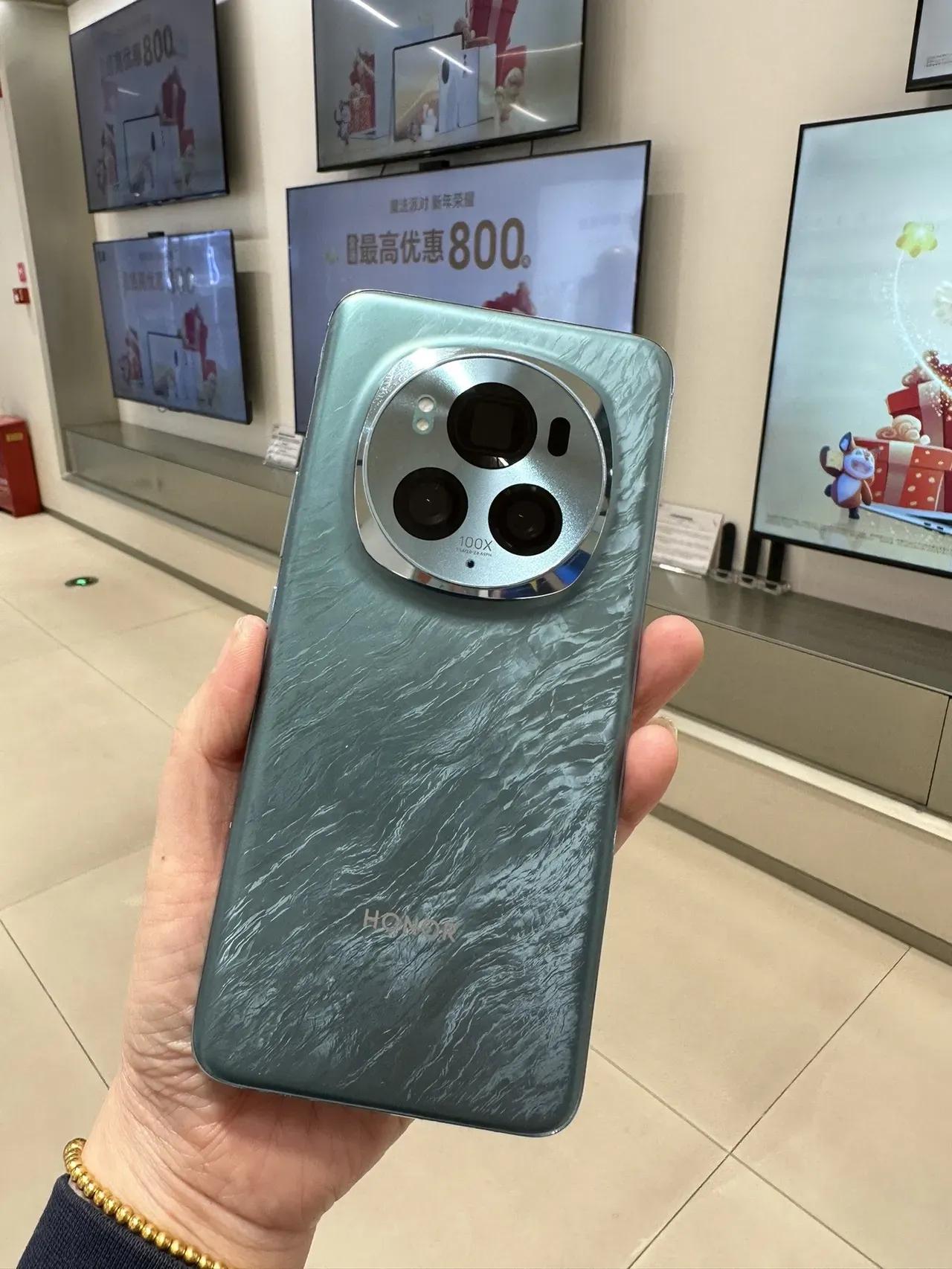 荣耀Magic6系列真机，你们会给设计师加个什么？
好不好看👀？荣耀这设计辨识