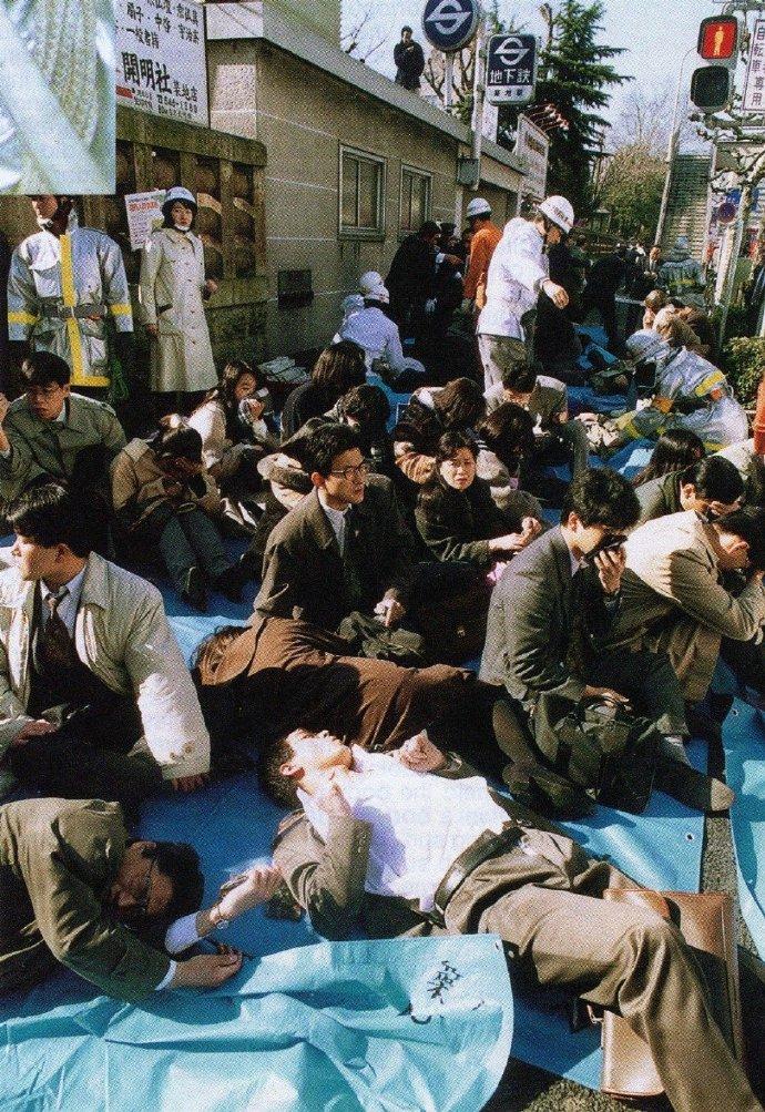 1995年3月20日，星期一，早上7点50分。

东京地铁迎来了一天中最拥挤的时