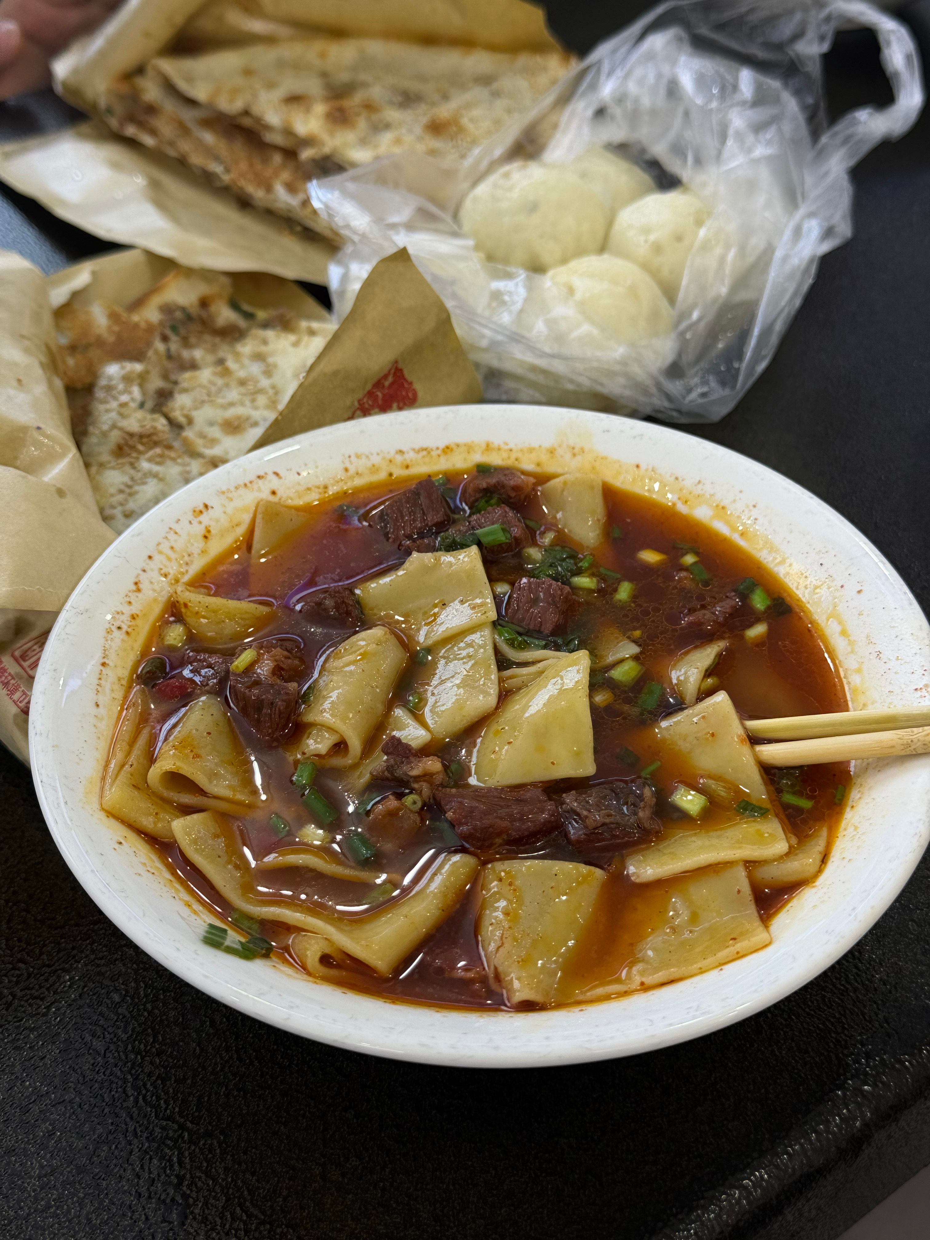 回荆两日。 
