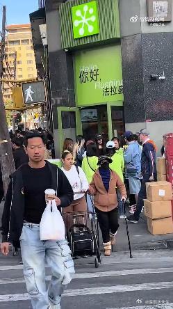 刷到一个视频，奈雪在纽约法拉盛开店，现场直接排起长队，热闹得很。
国内卷了多年的
