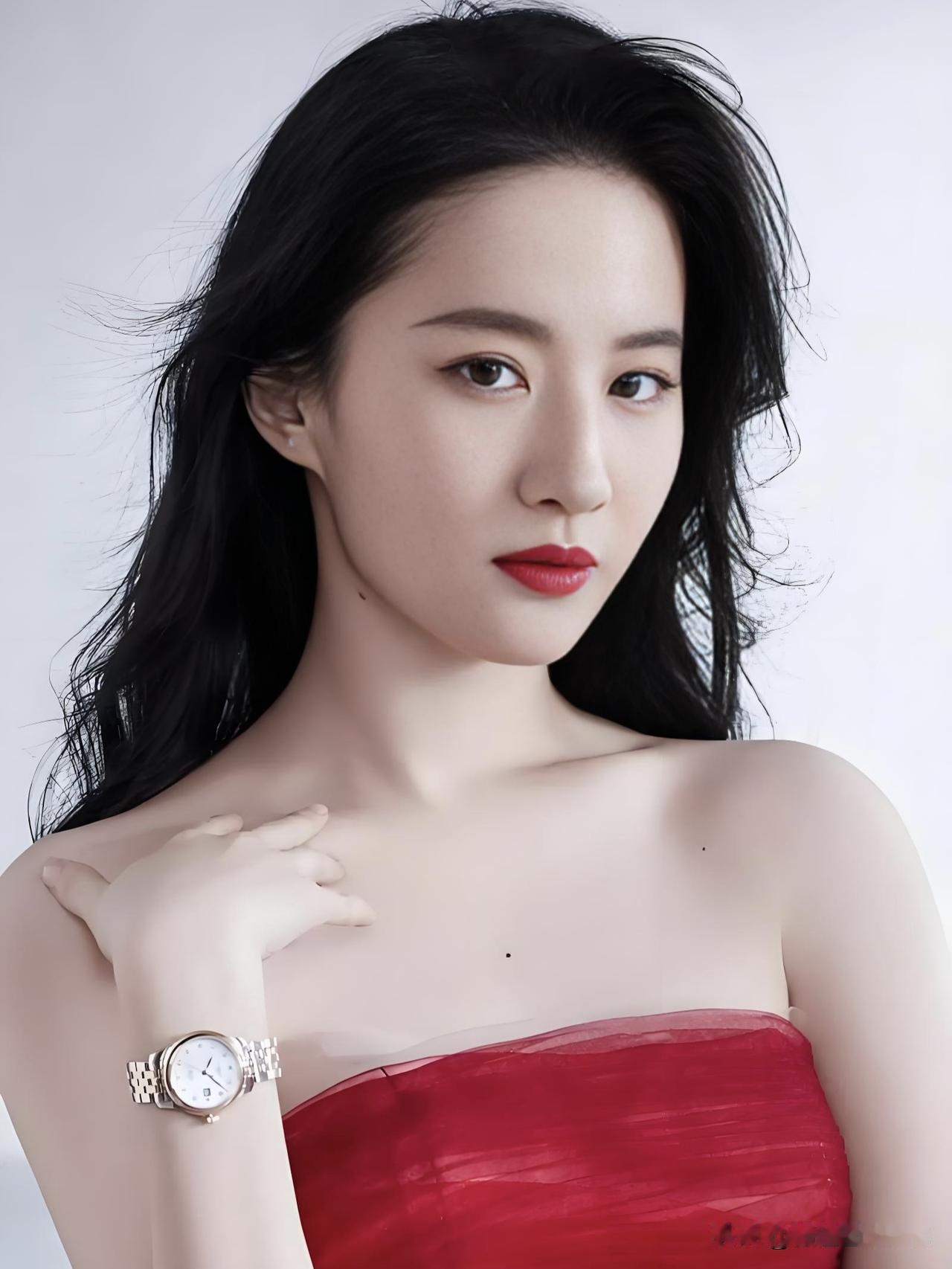 秦方，央视财经频道主持人，知性优雅，气质温婉。镜头前从容自信，专业素养深厚，以独