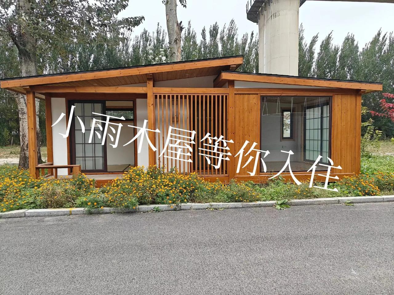 这里有15栋小木屋，厂家一直做展示用的。

最近厂领导打算把这15栋小木屋对外开