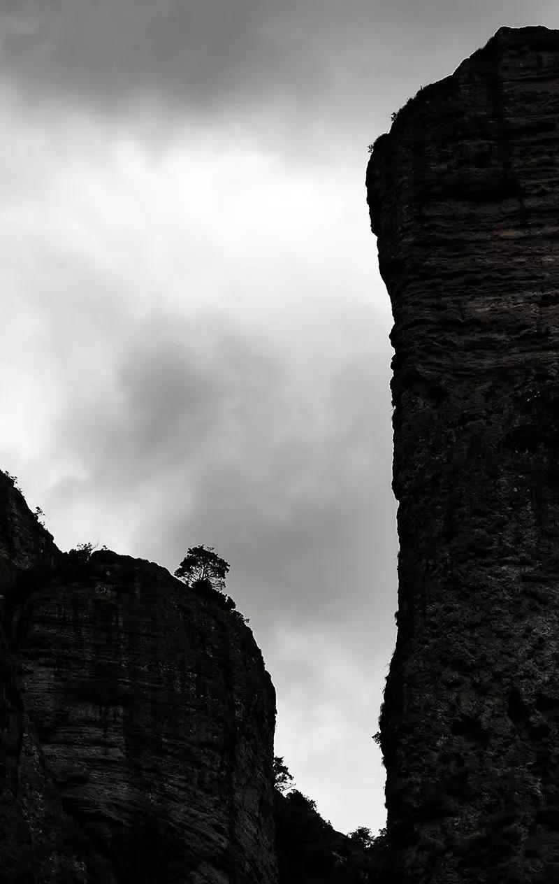 山之剪影
#山摄影# #山峦剪影# #摄影无题# #摄影佳作分享# 
（王传利）