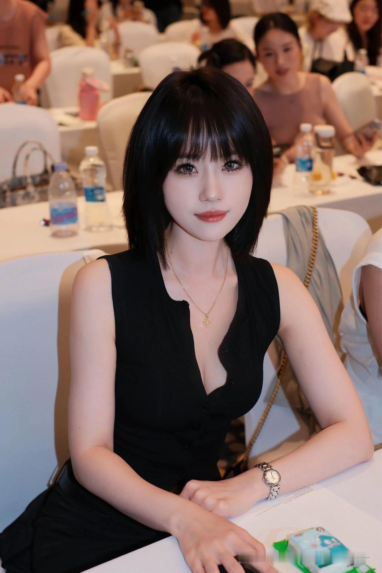 优雅黑裙，静谧时光，尽享美好午后。