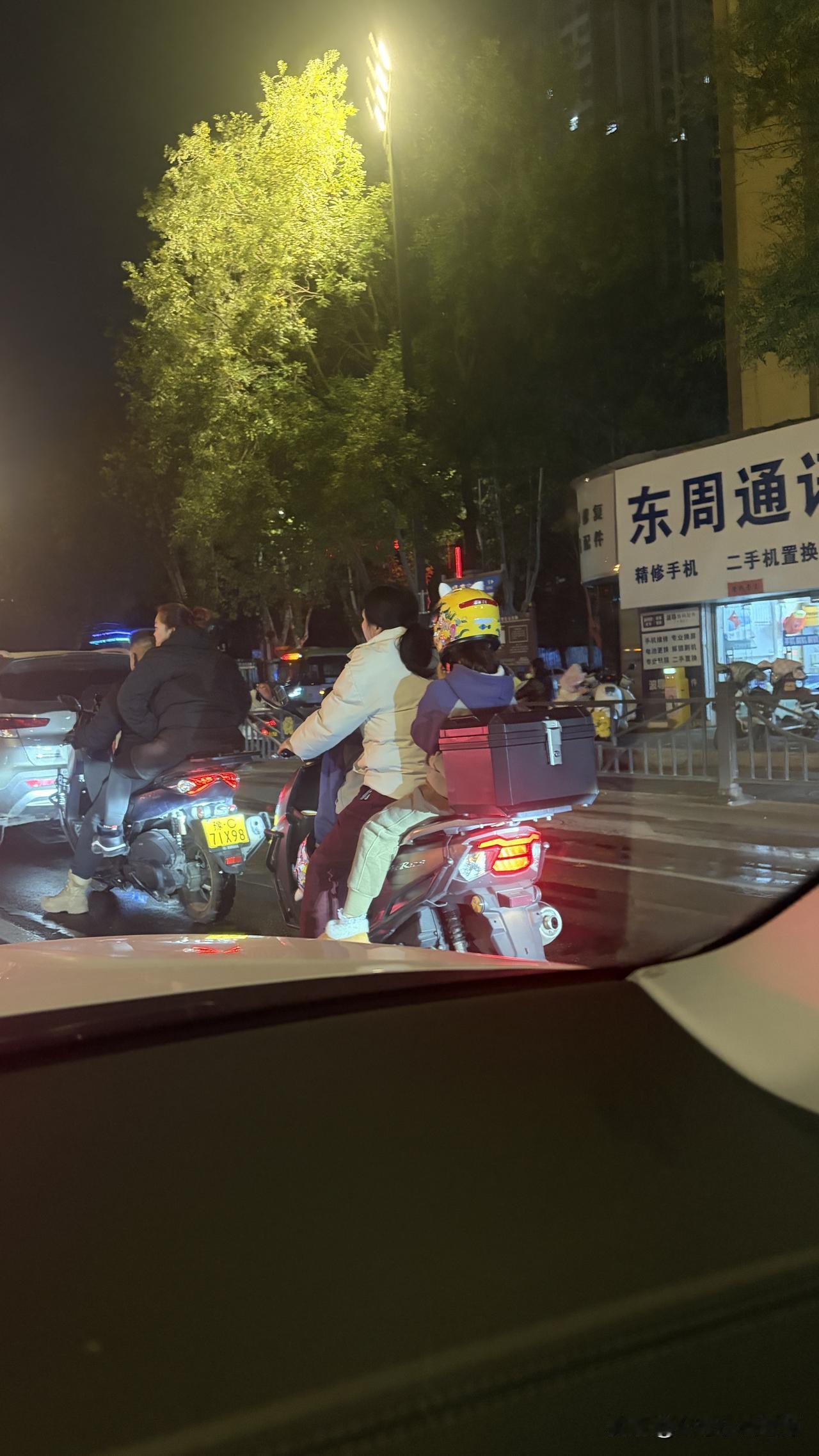 这就是幸福吧！妈妈可以为你遮风挡雨，你只需要快乐成长就可以了！

小时候大家都很