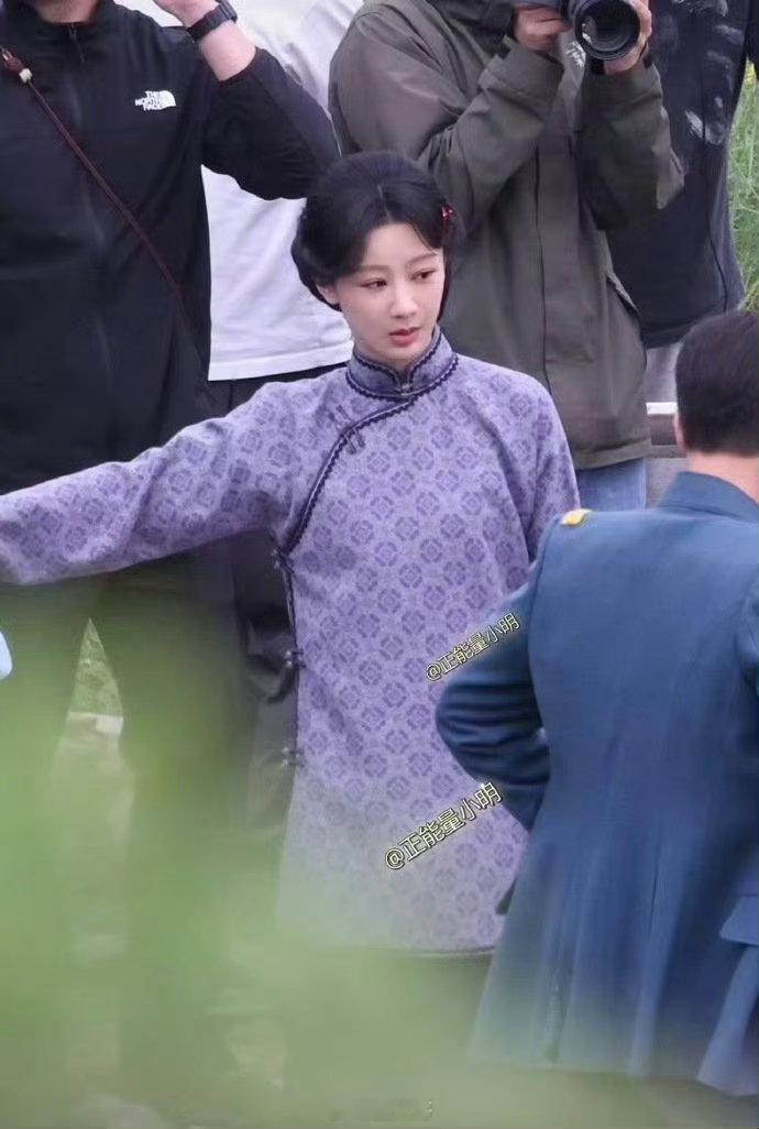 杨紫村妇造型路透 杨紫在电视剧《玉兰花开君再来》的新路透来了，虽然杨紫在剧中是村