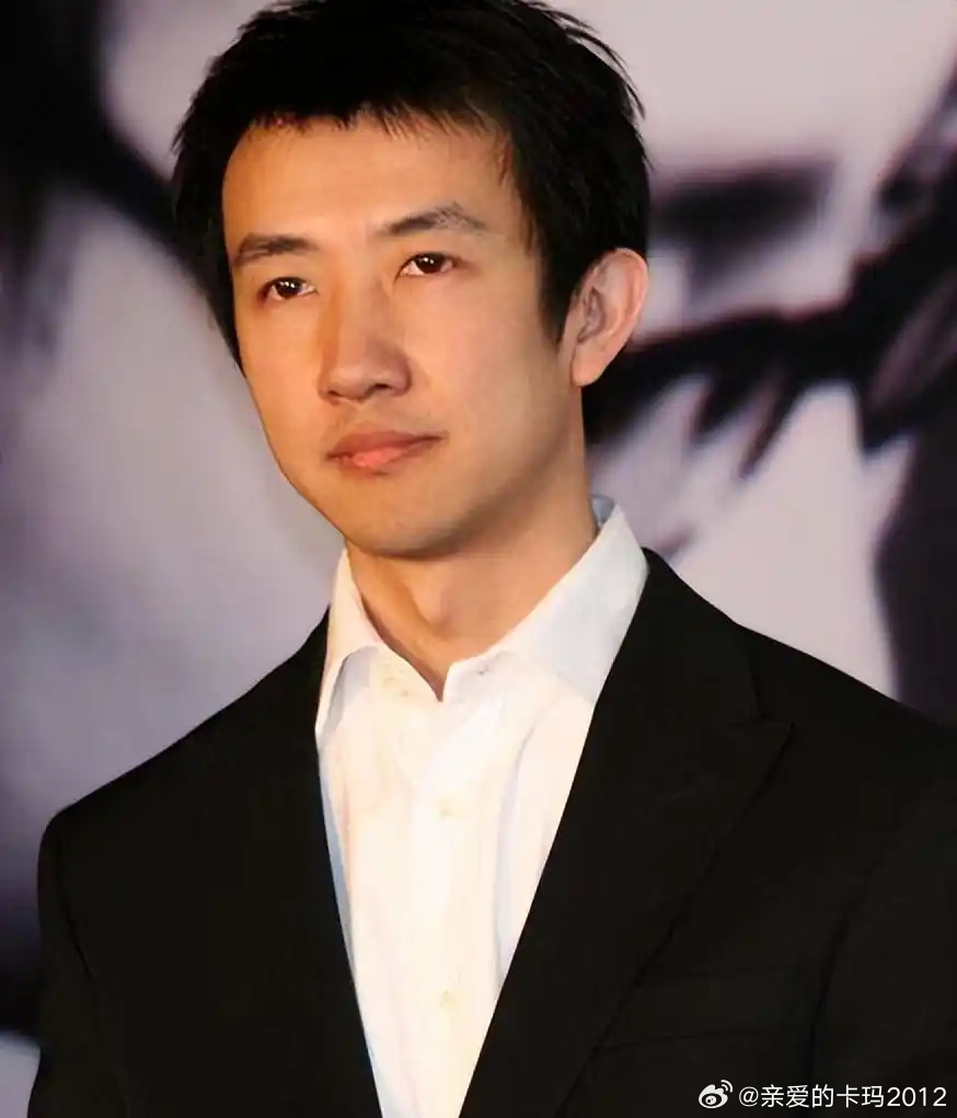 李小冉应该离婚了。她参加芒果台综艺《不想睡的星期五》，节目中她说：“我为什么非要