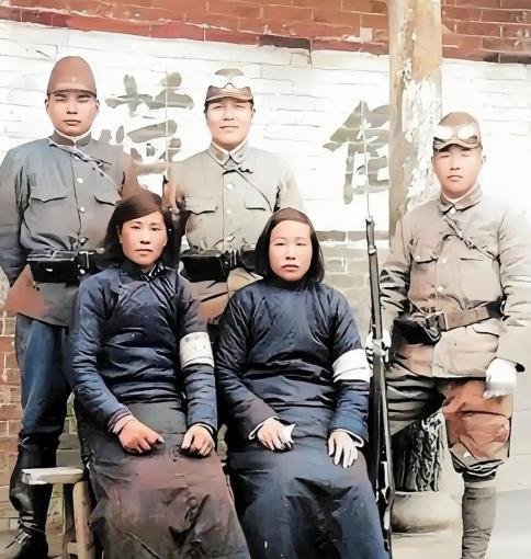 1938年，广州沦陷后，两名帮日军“办事”的女人留下了这张耻辱的照片。镜头下，两