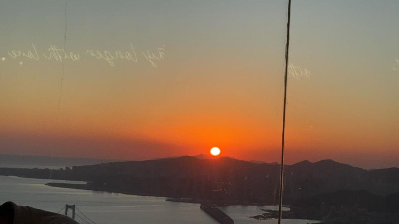 你别不信

所有的山穷水尽

都藏着峰回路转

看透得失

轻装上阵

不纠结内