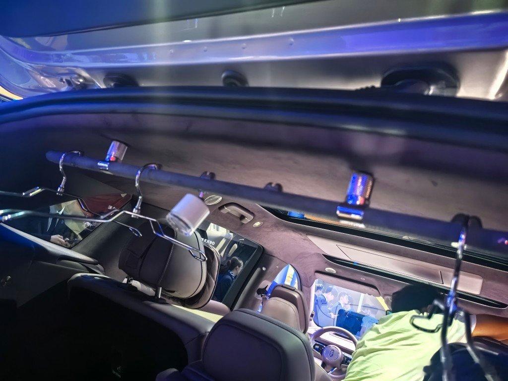 用1/4标准螺口固定挂衣杆和后排隔断还是挺好的就谈隔断，以前德系是一个类似卷帘的